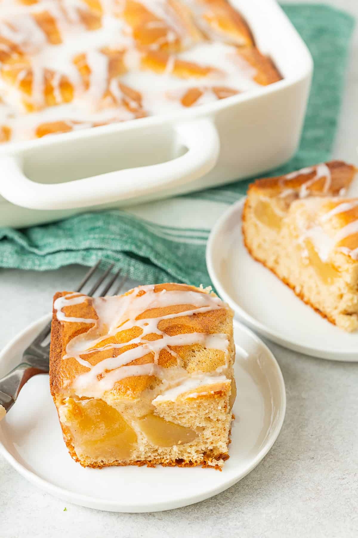 ein Stück Apfelkuchen mit weißer Glasur