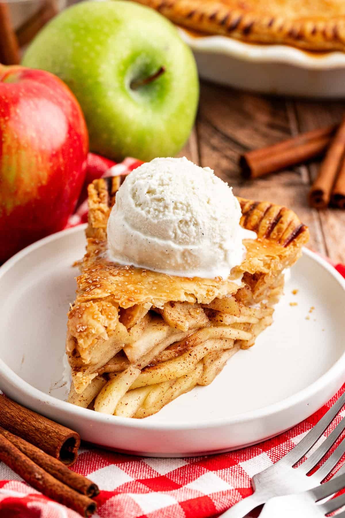 ein St[ck Apfelkuchen mit einer Kugel Eis