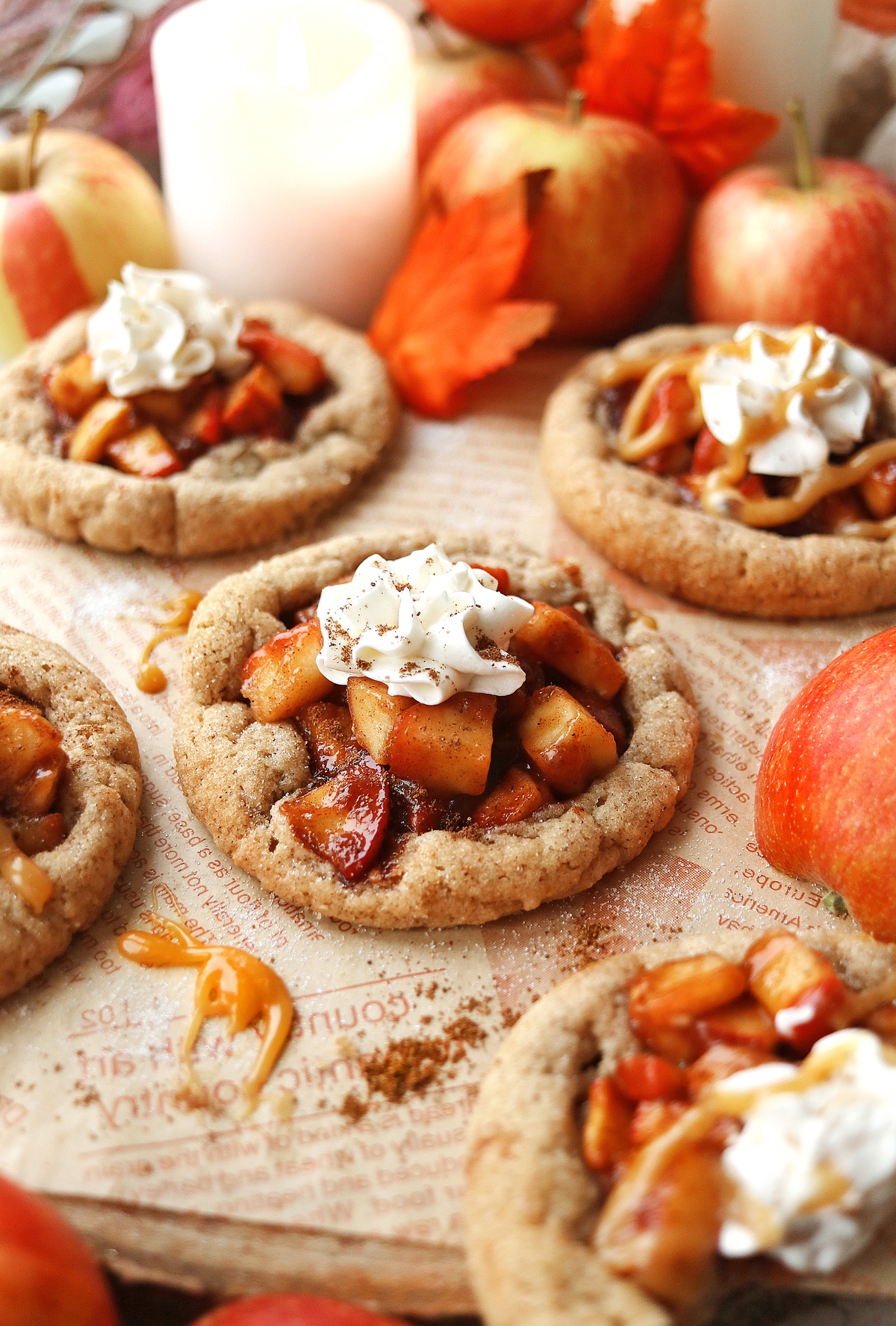 einige kleine runde Apfelkuchen mit Sahne serviert