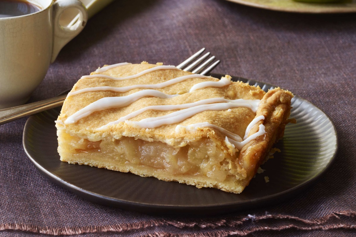 Ein Stück Apfelkuchen mit weißer Glasur