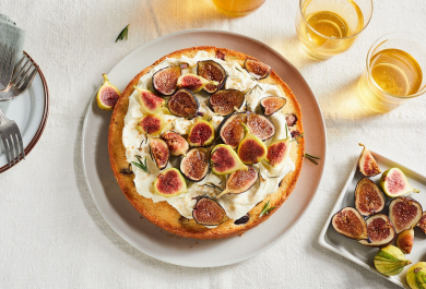Kuchen mit Sahne und Feigen dekoriert
