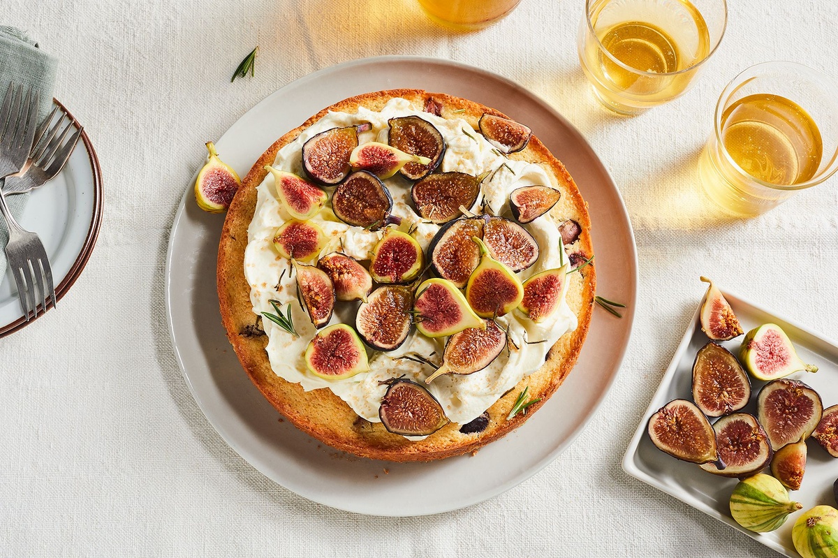 Kuchen mit Sahne und Feigen dekoriert