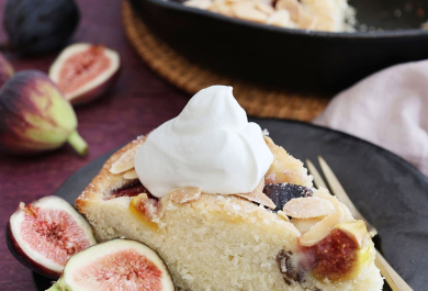 Feigenkuchen mit Sahne serviert