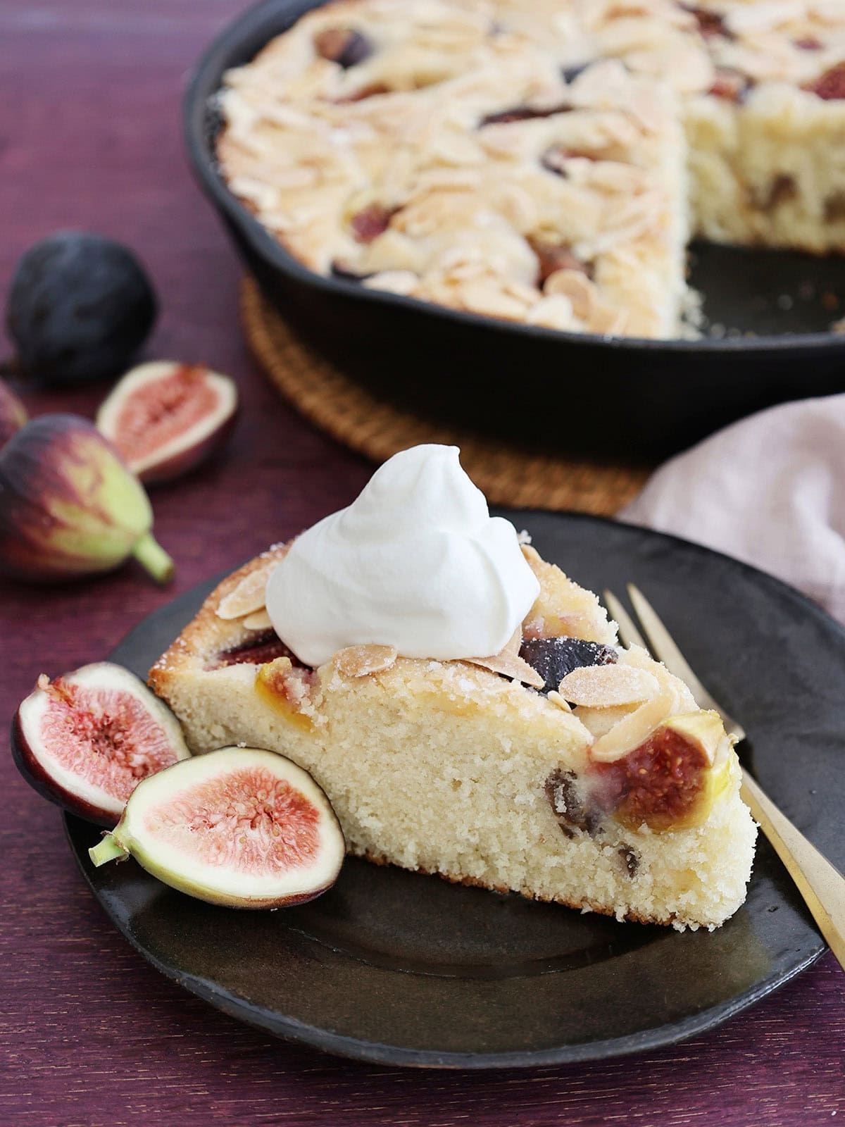 Feigenkuchen mit Sahne serviert