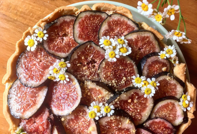 schnelle Tarte mit Feigen und essbaren Blümchen 