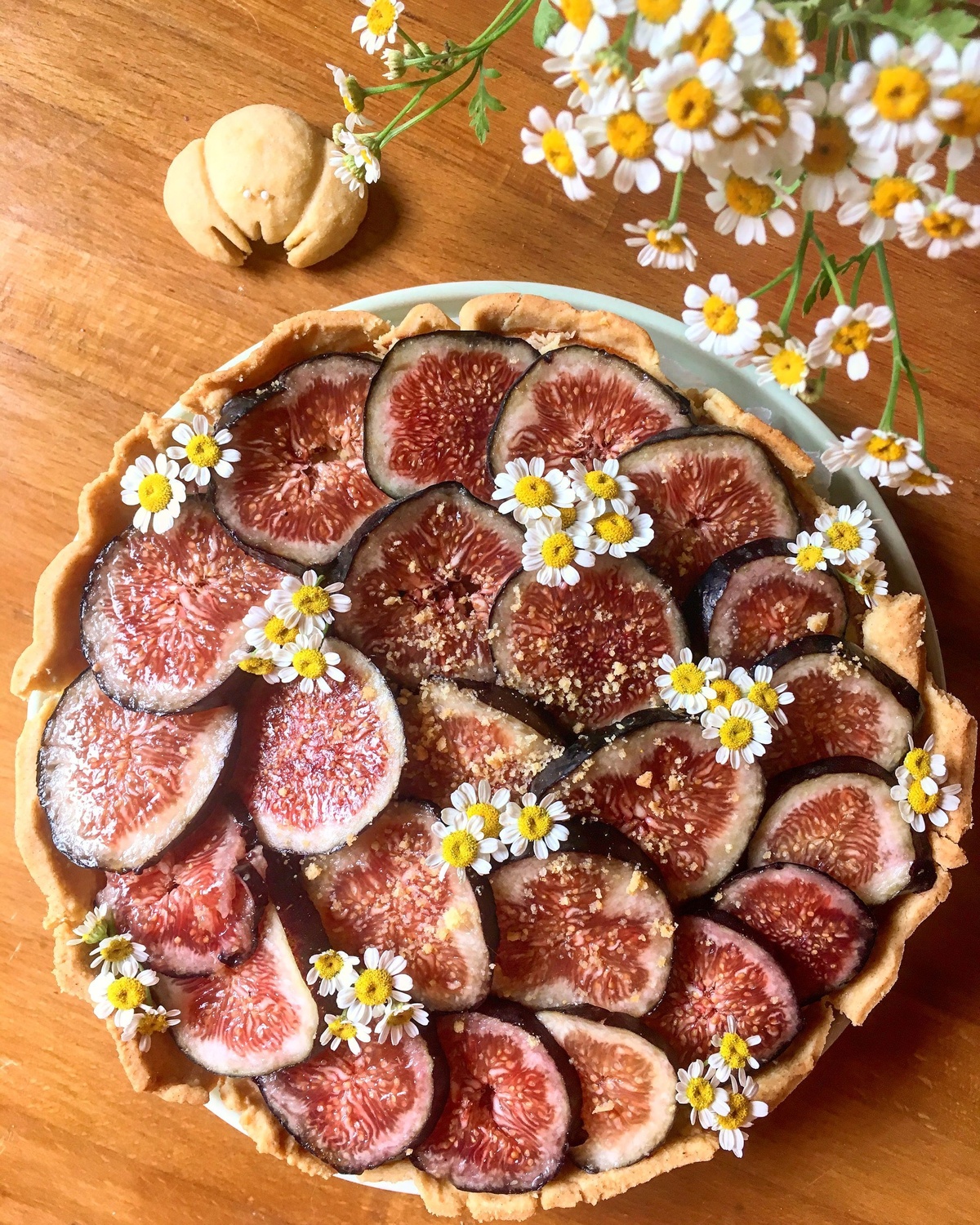 schnelle Tarte mit Feigen und essbaren Blümchen 