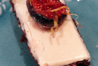 Feigenkuchen mit rosa Glasur