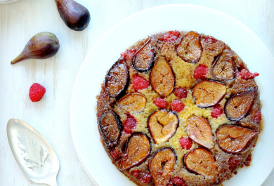 klassischer Kuchen mit reifen Feigen