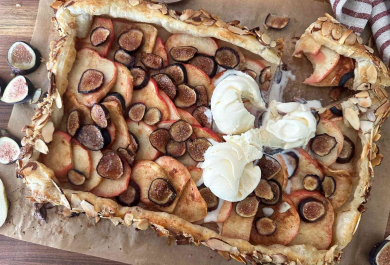 Feigen und Äpfel auf Blätterteig gebacken mit Eis serviert