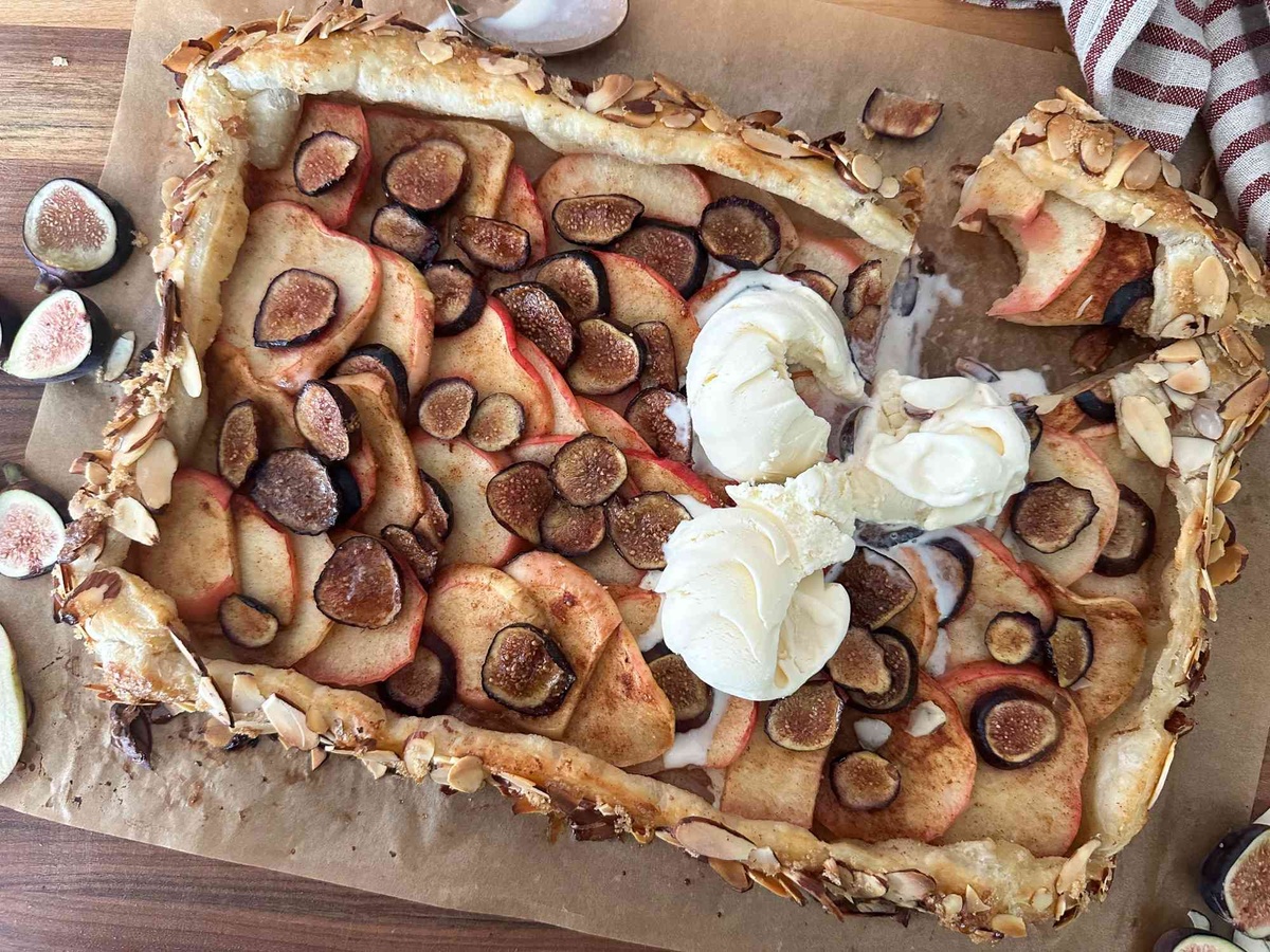 Feigen und Äpfel auf Blätterteig gebacken mit Eis serviert