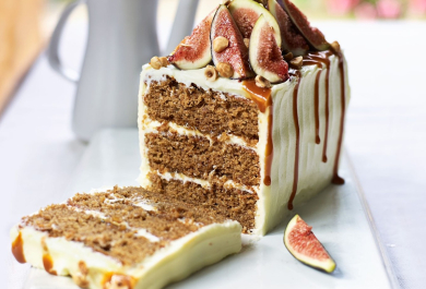 vorzügliche Torte in Schichten mit Feigen