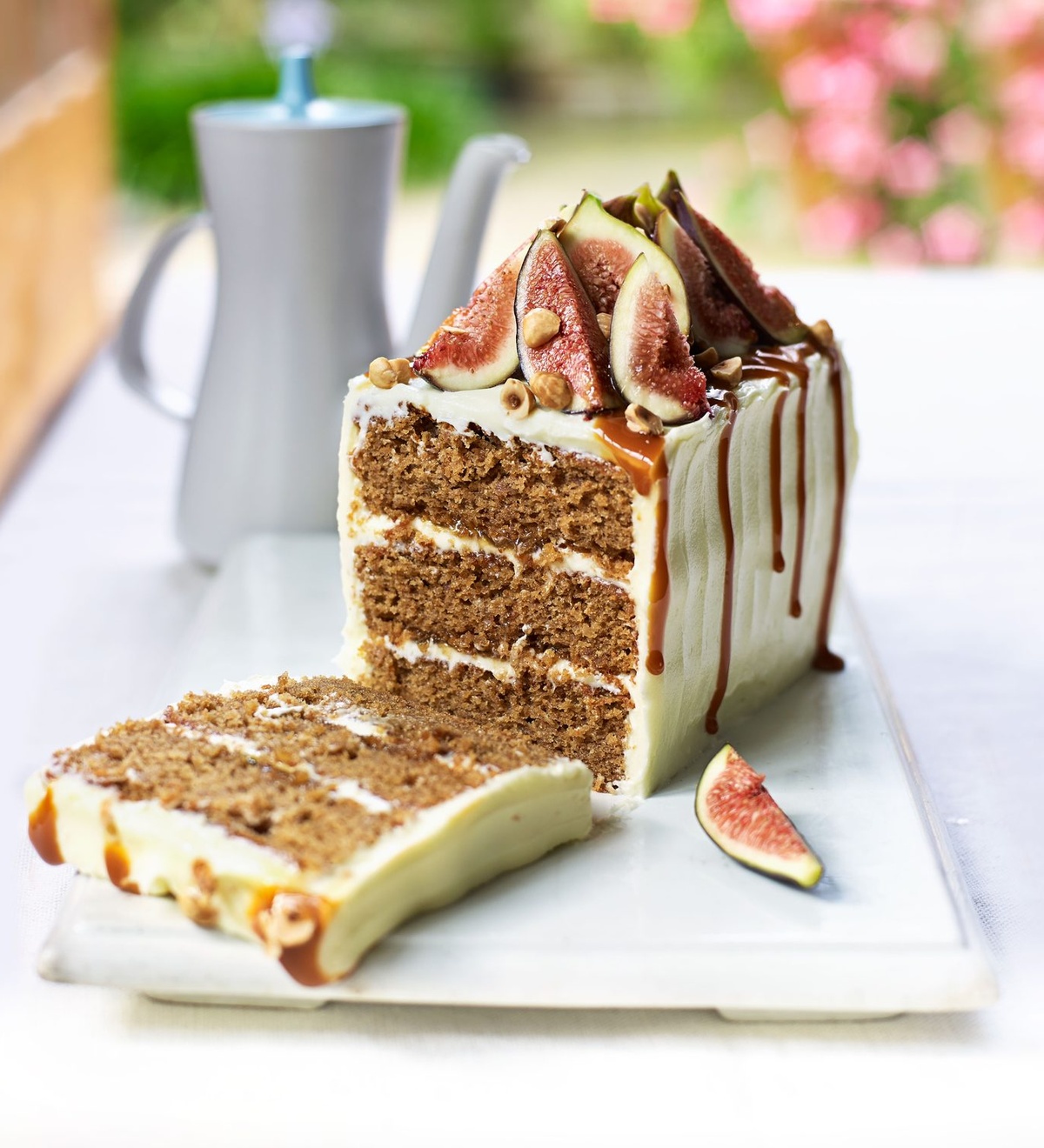 vorzügliche Torte in Schichten mit Feigen