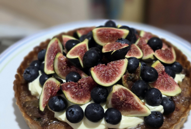 Kuchen mit Feigen und Brombeeren