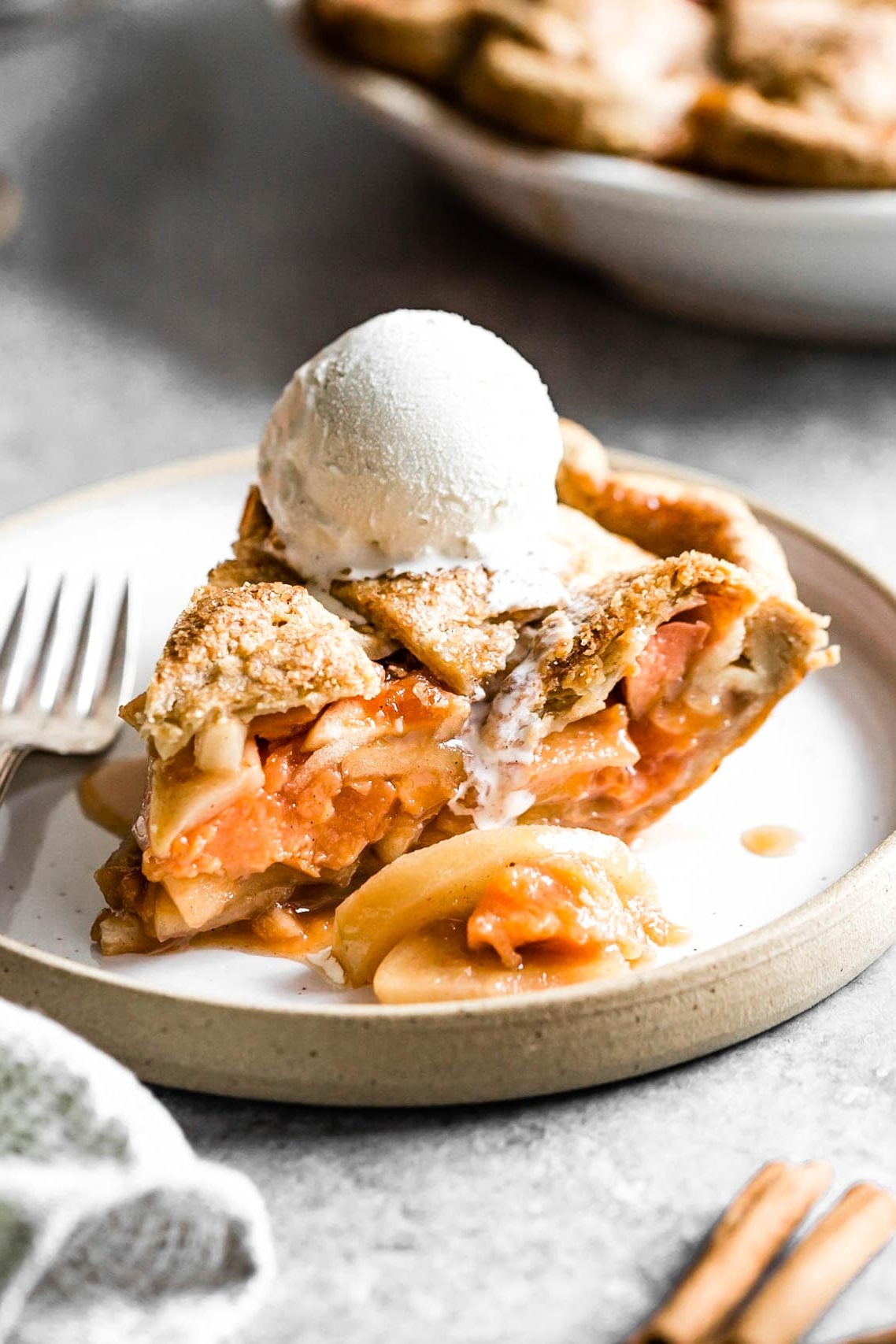  Quittenkuchen mit Sreusel mit einer Eiskugel serviert 