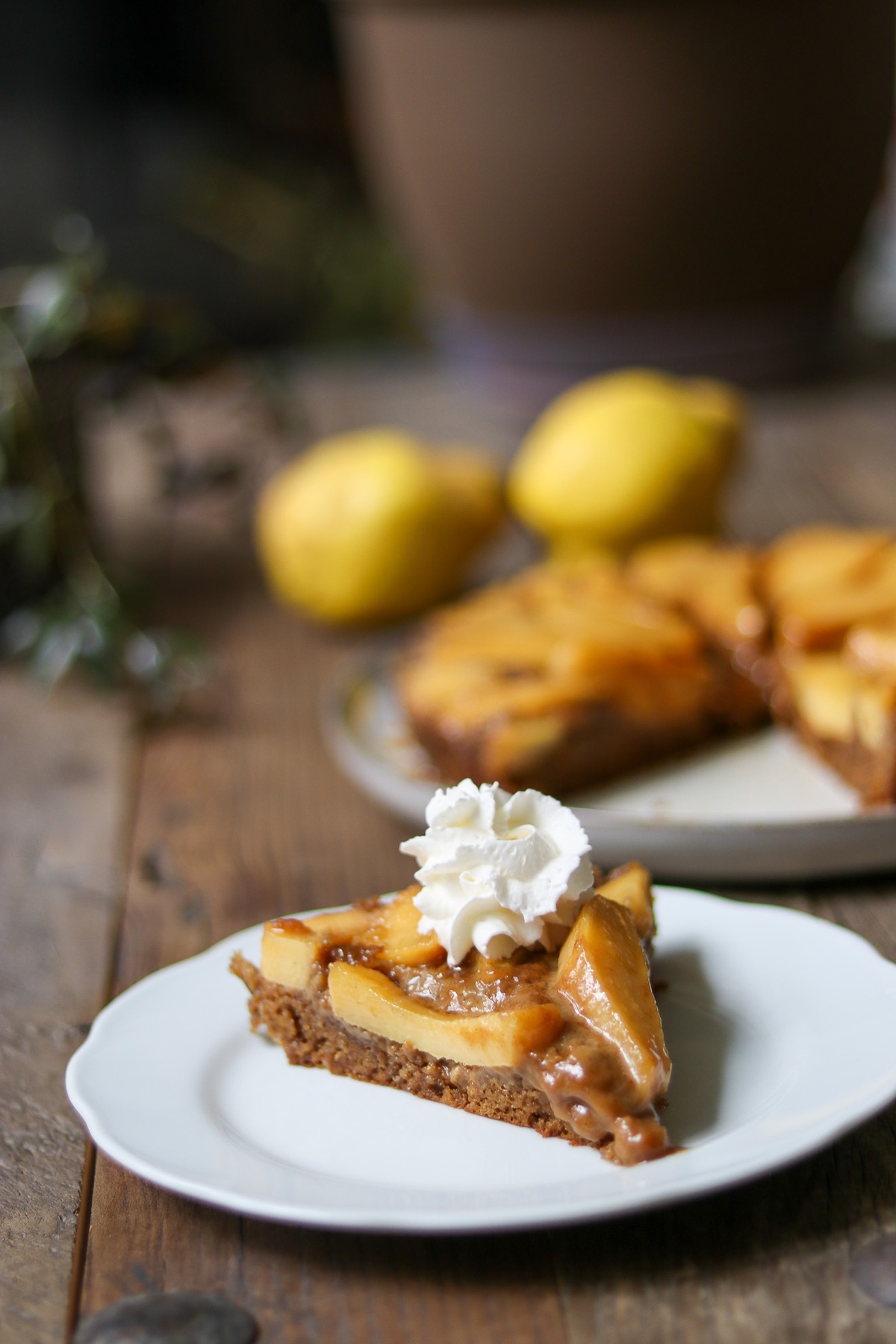 Quittenkuchen mit Schlagsahne serviert