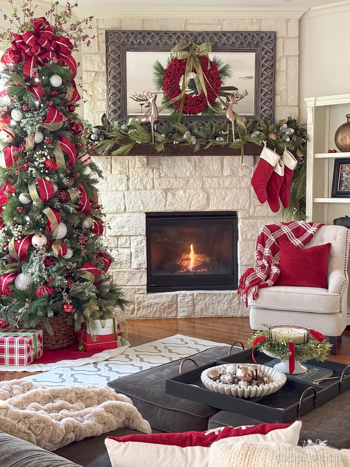 schöne Weihnachtsdeko zu Hause in Rot, Grün und Weiß