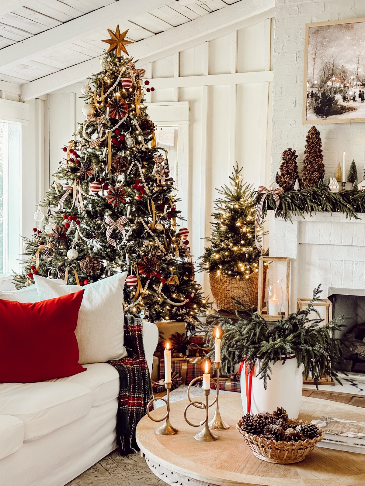 schöne Weihnachtsdeko zu Hause - weißes Ambiente mit viel grünem Schmuck