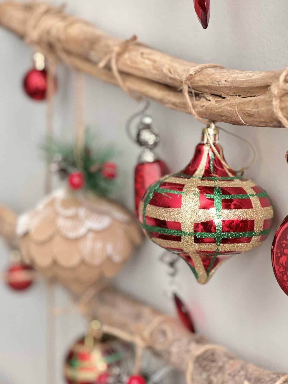 glänzende Kugeln und Äste als Wanddeko