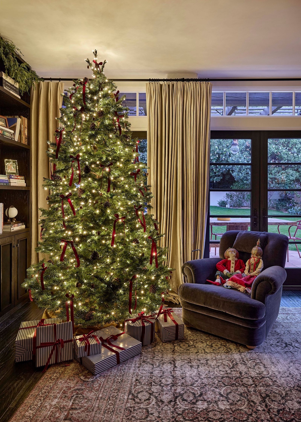 Weihnachtsgeschenke unter dem Baum als Raumdeko