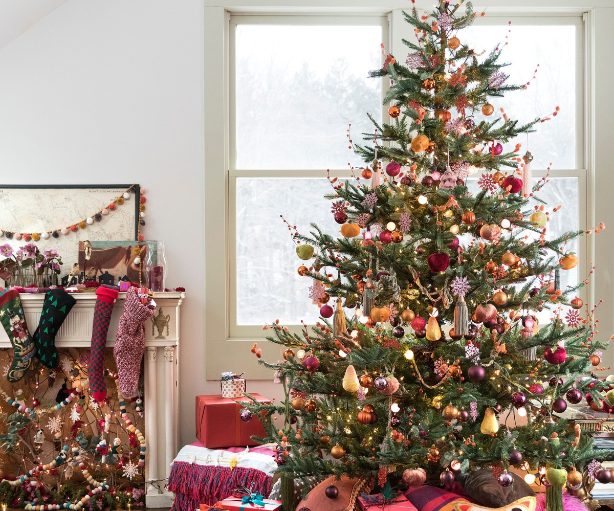 geschmückter Christbaum neben dem Kamin