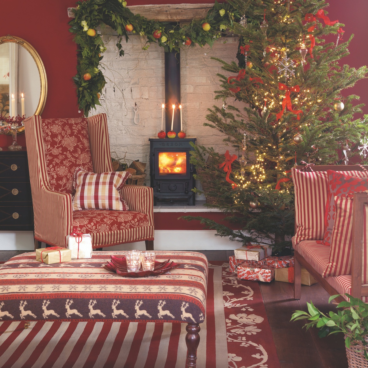 der Kamin brennt und der Christbaum leuchtet