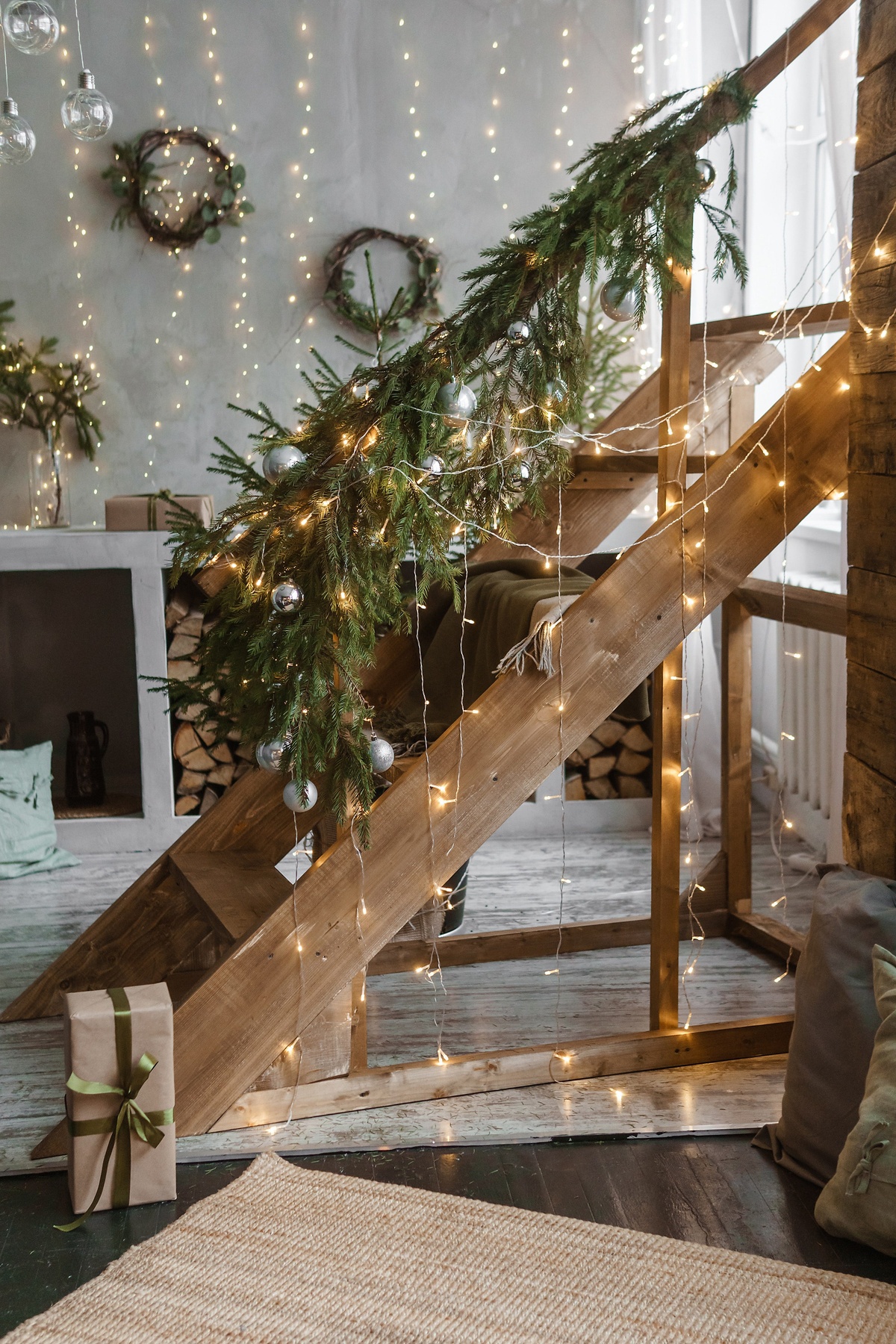 die Treppe ist auch weihnachtlich geschmückt