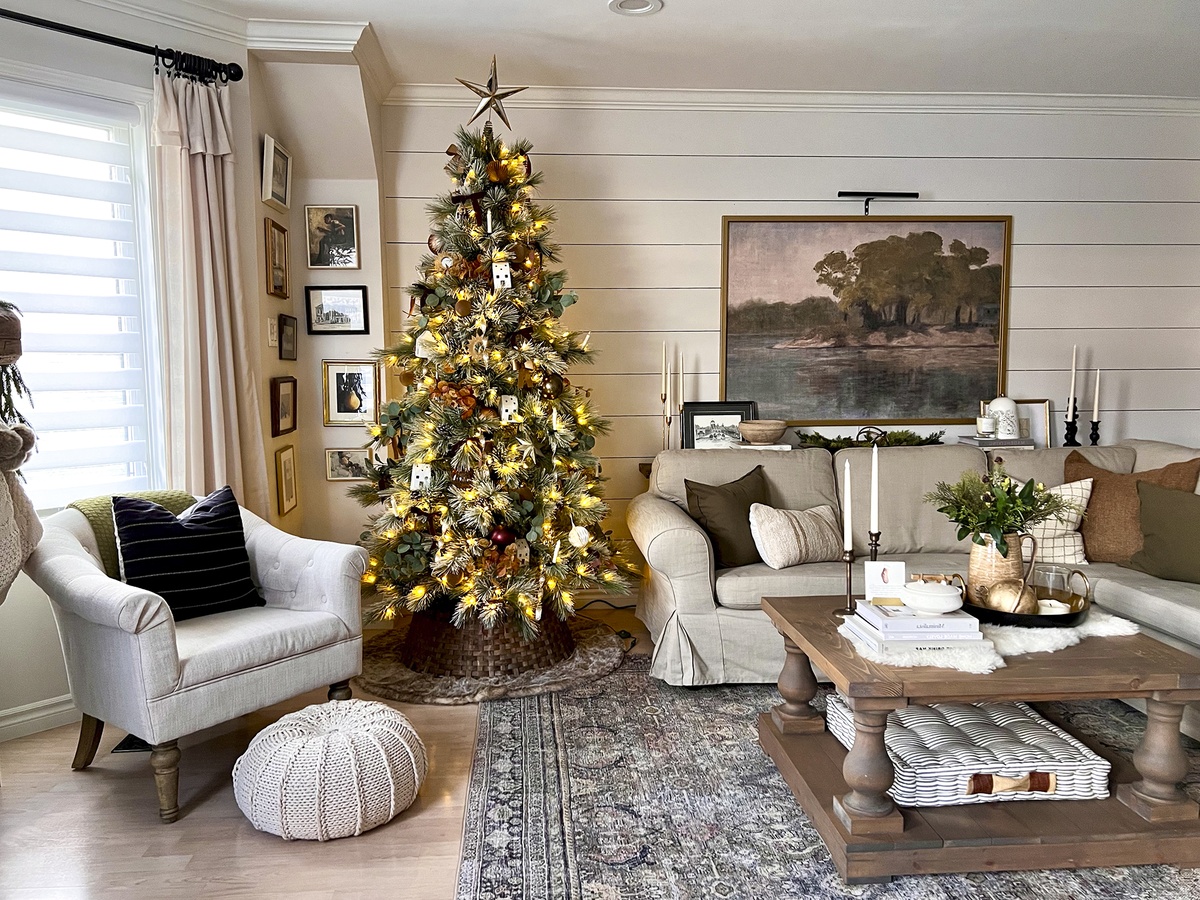 der Christbaum steht in der Ecke des Raums