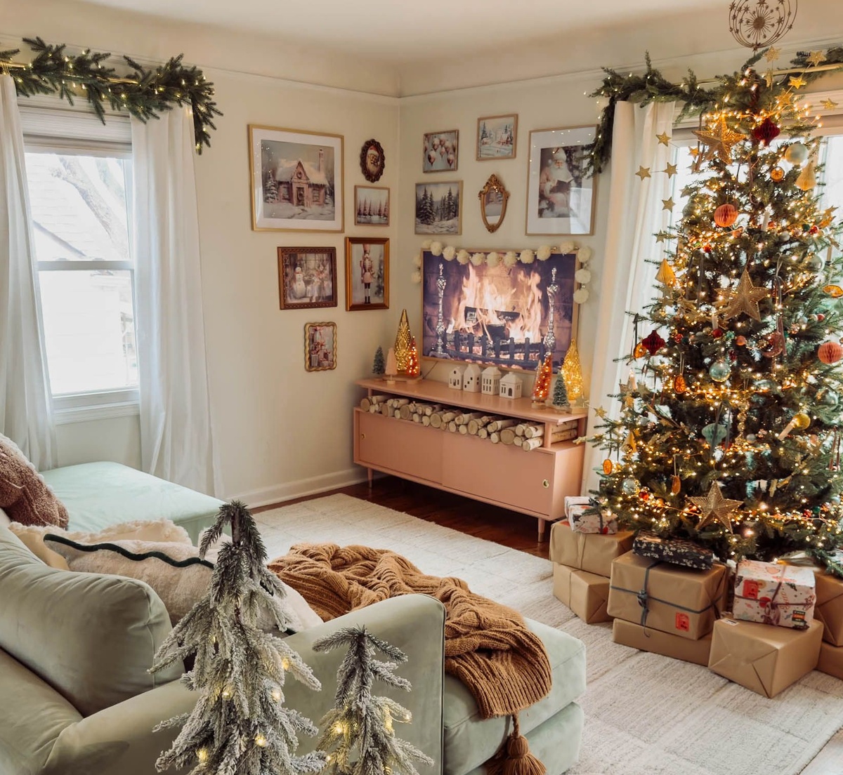 Das Wohnzimmer ist dekoriert und die Weihnachtsgeschenke stehen bereit