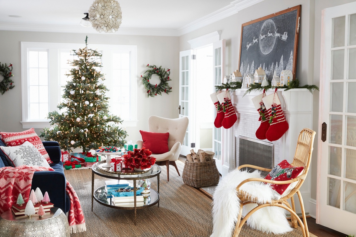 schöne weihnachtliche Raumdeko in Weiß, Rot und Grün