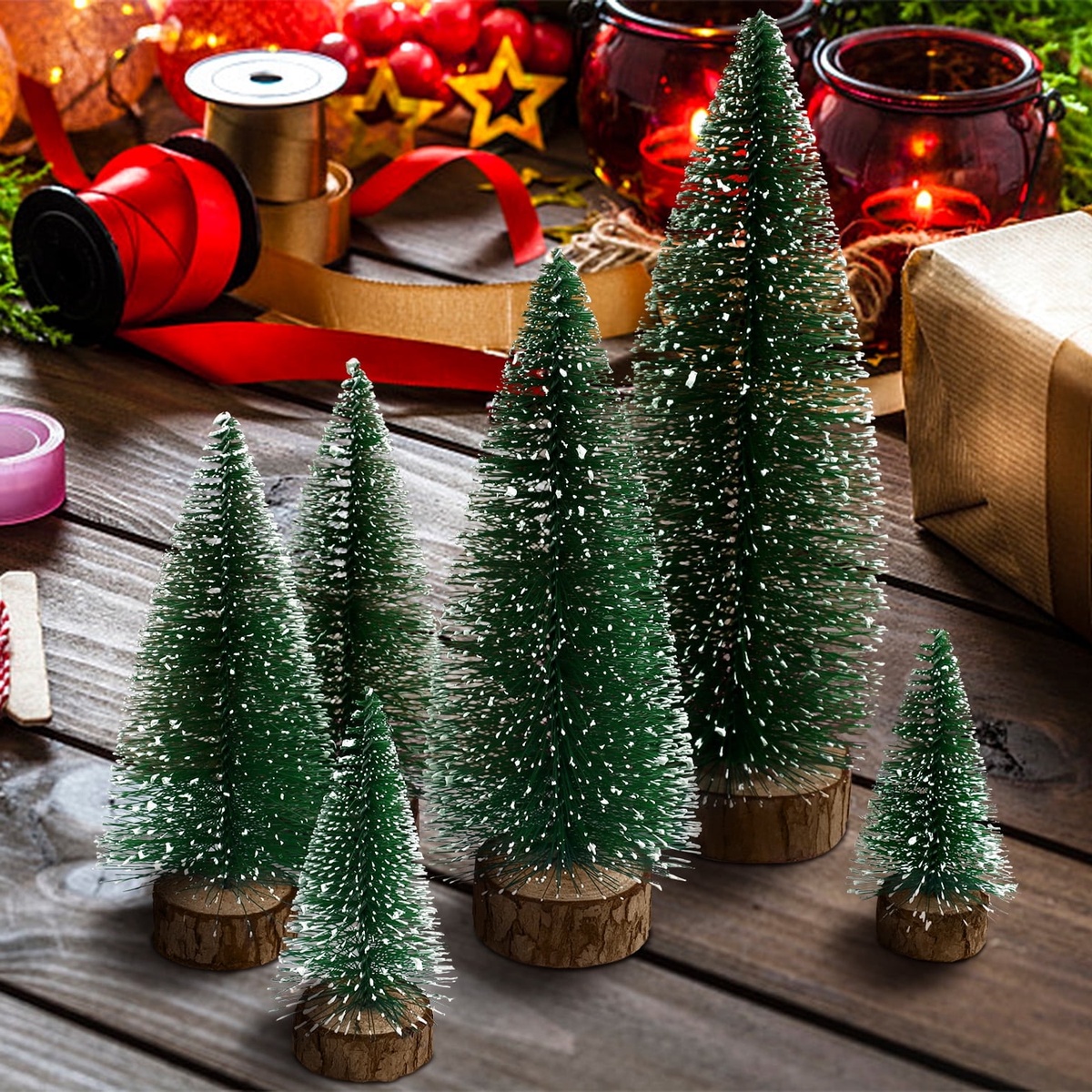 kleine künstliche Weihnachtsbäume als Tischdeko