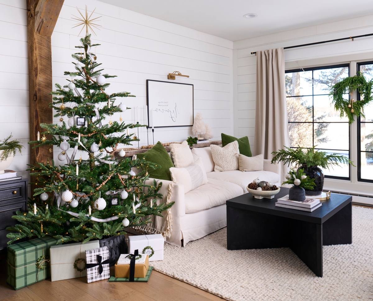 weißes Wohnzimmer mit grüner Weihnachtsdeko