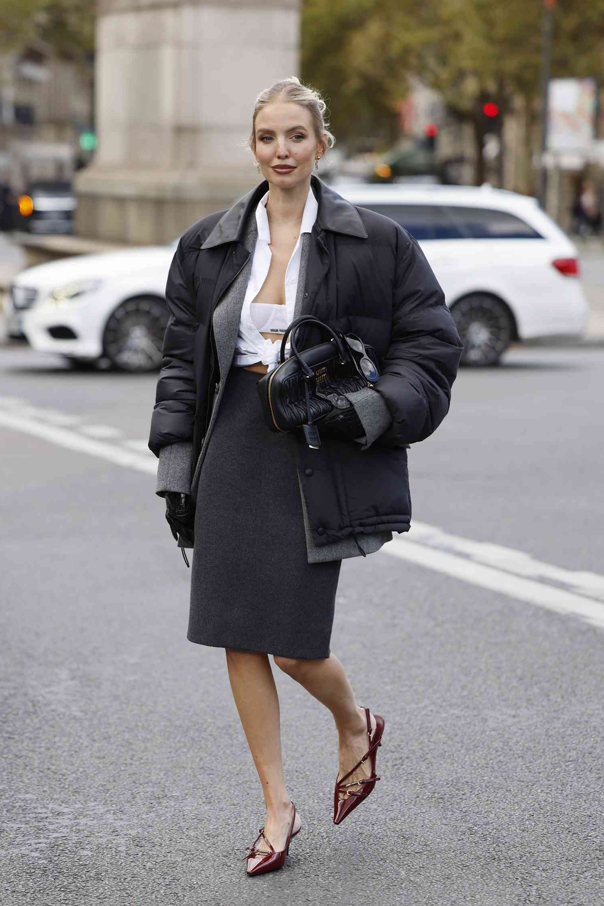 junge Frau trägt ein interessantes Outfit in Dunkelgrau