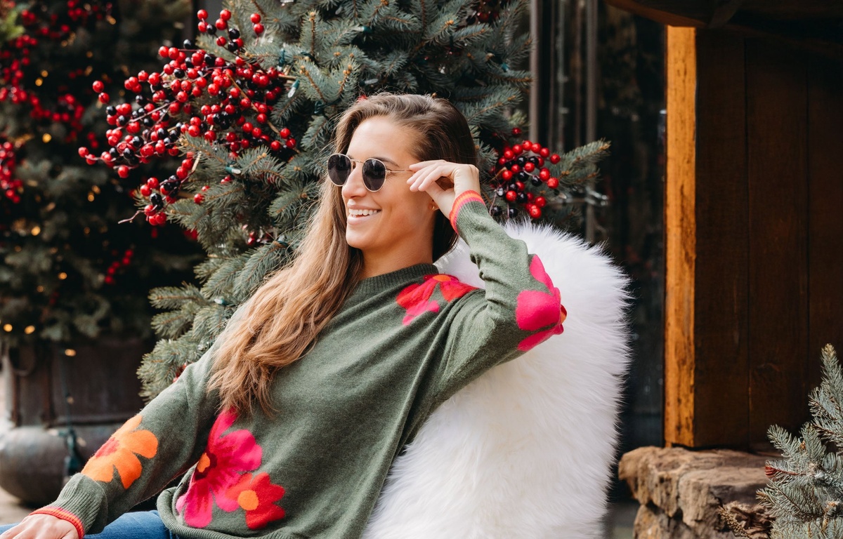 junge Frau zu Hause in Jeans und weichem Pulli