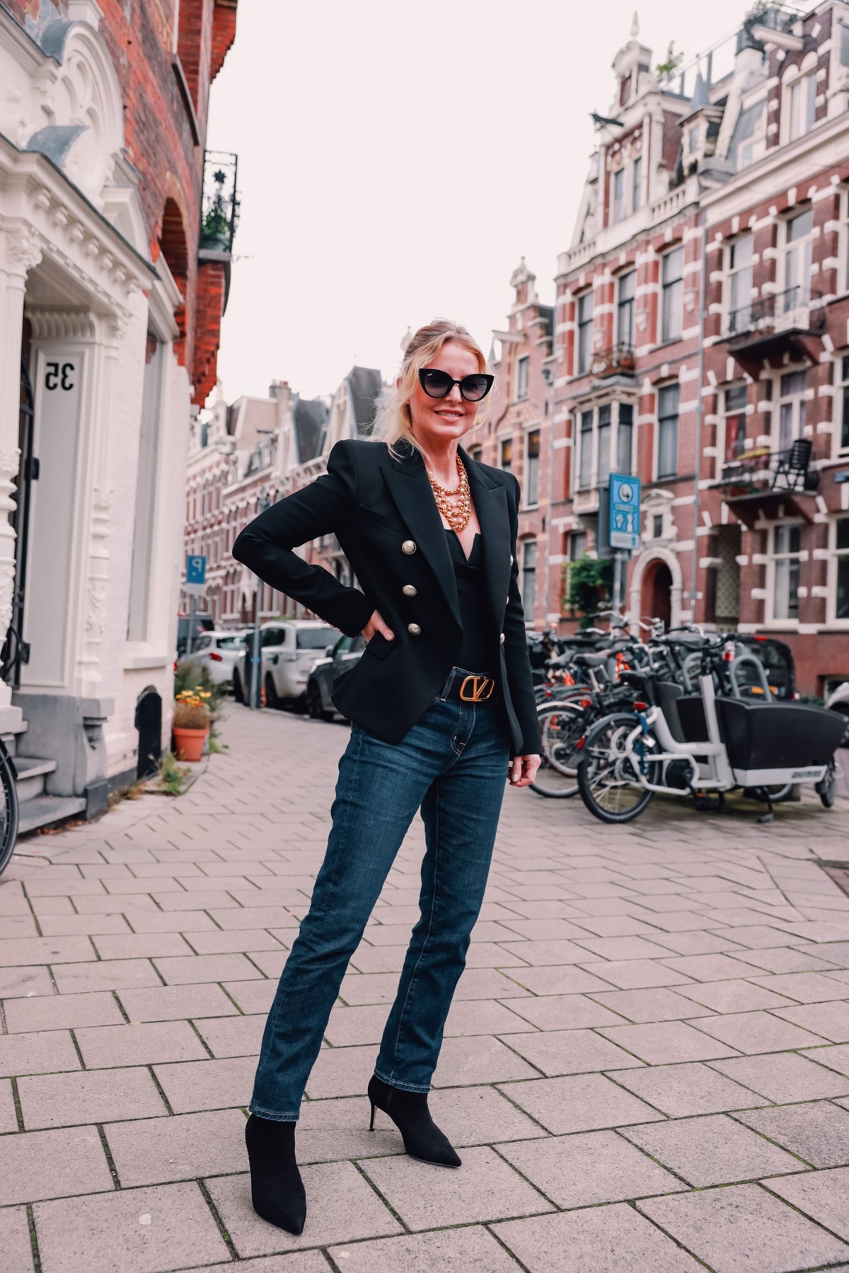 junge Frau in Jeans im Stadtzentrum