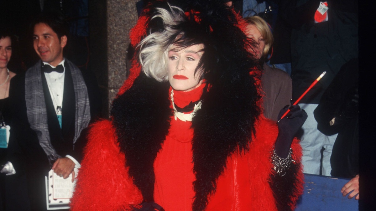 eine Dame in Rot und Schwarz mit Silberschmuck