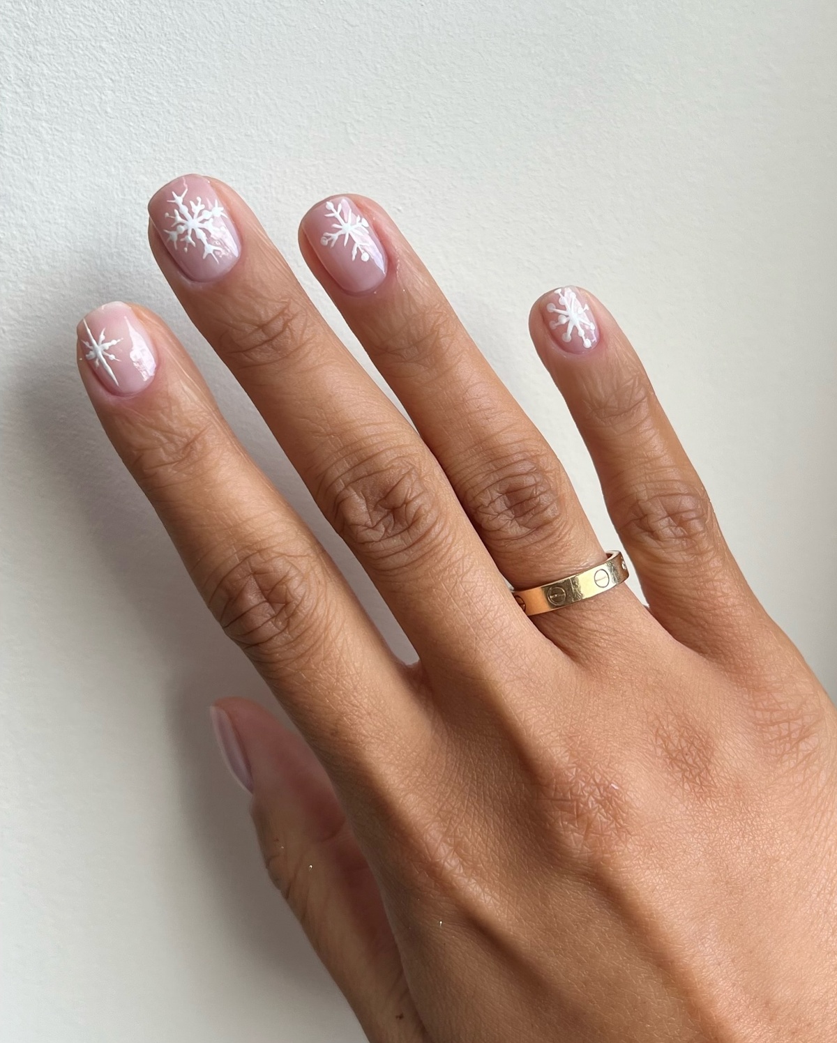perfekte Weihnachtsmaniküre - rosa Nails mit Schneeflocken 
