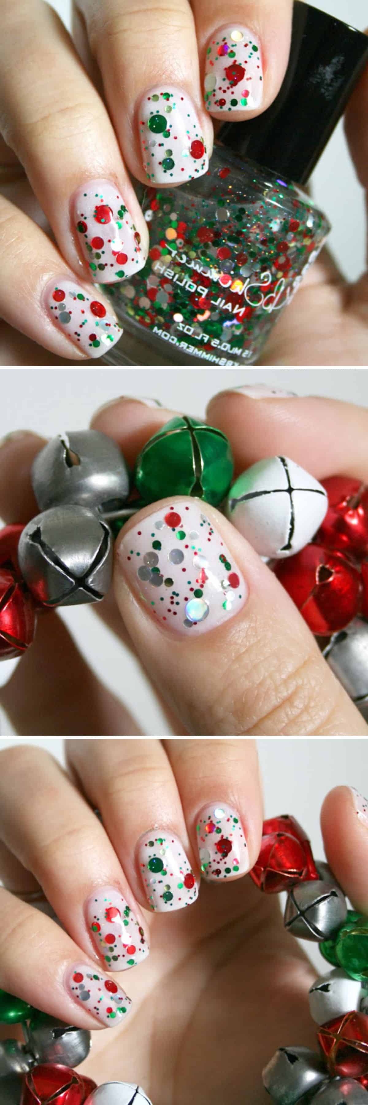 Strasssteine auf der Weihnachtsmaniküre