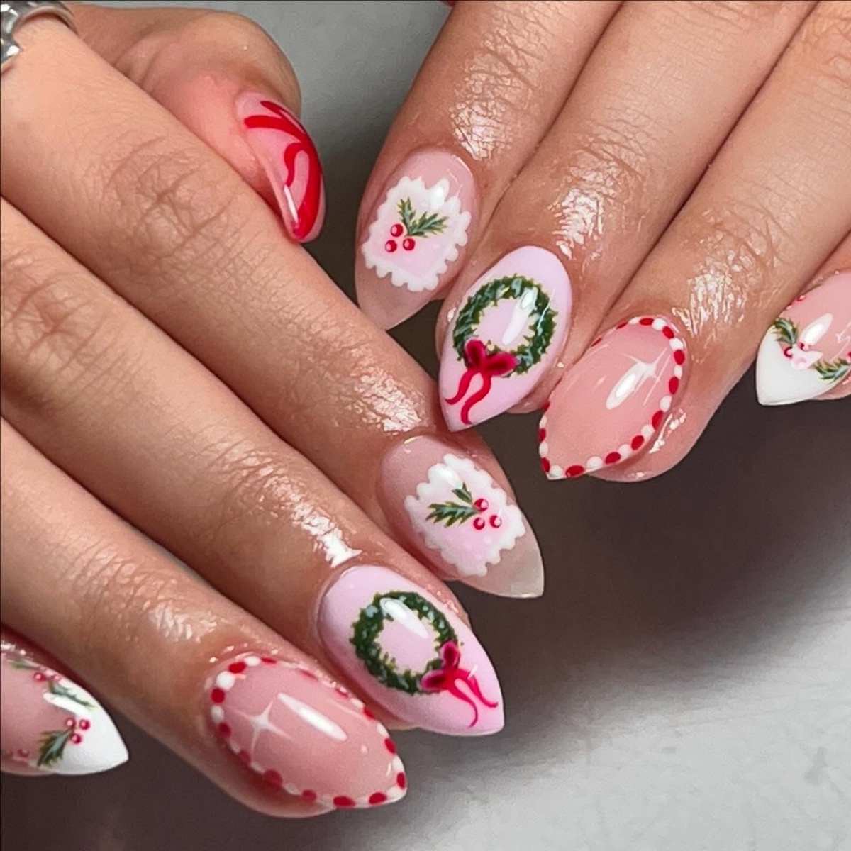 rosa Nails verziert mit Christmas Mustern 