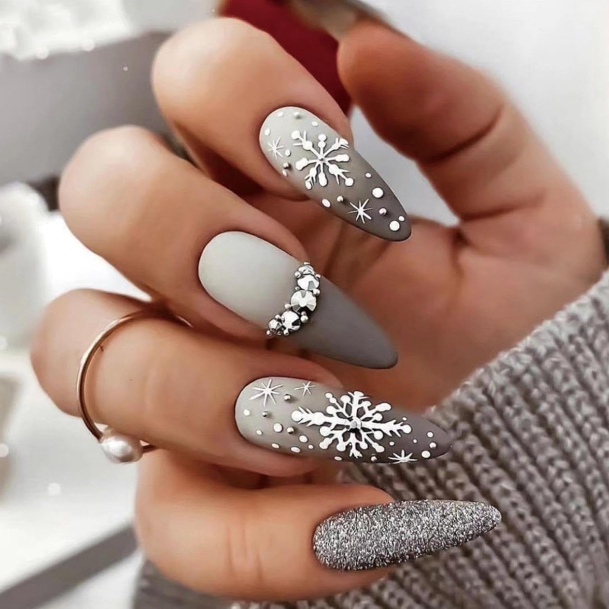 festliche Maniküre in Grau mit Stresssteinen 