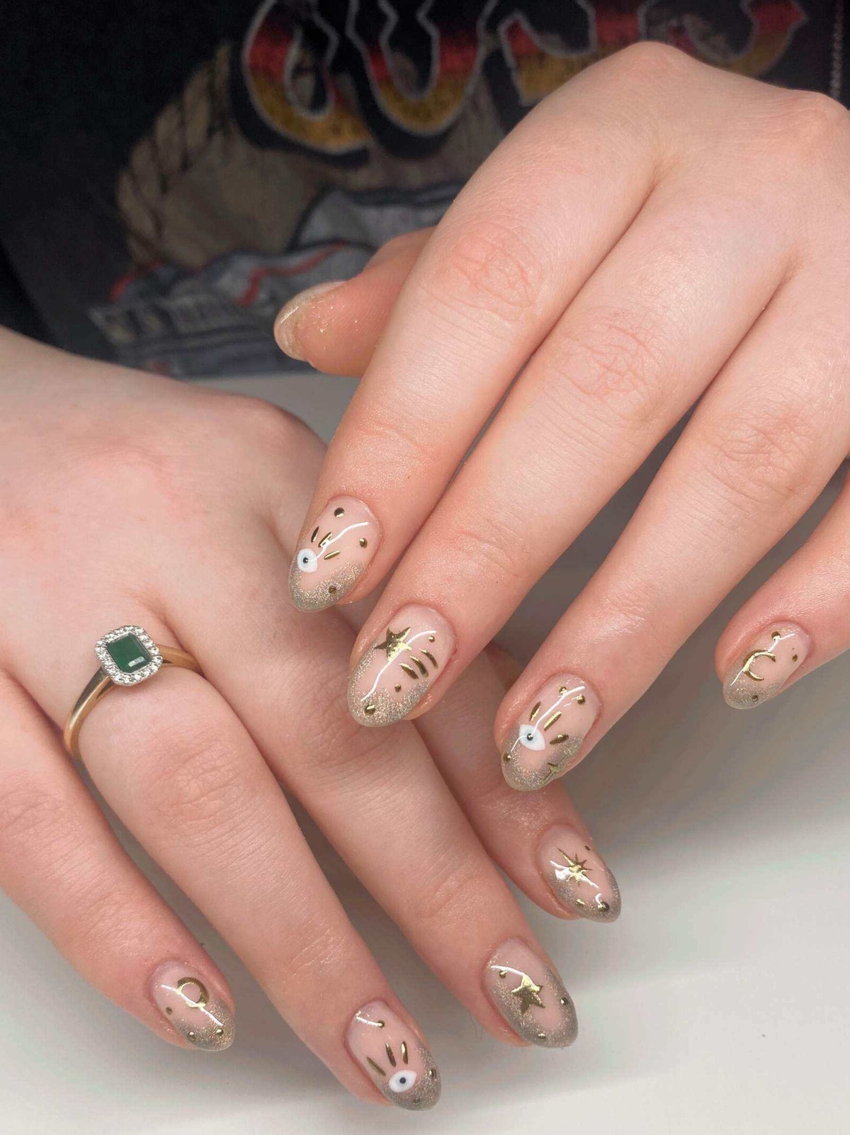 Weihnachtsmaniküre in Nude Farbe mit festlichen Ornamenten 