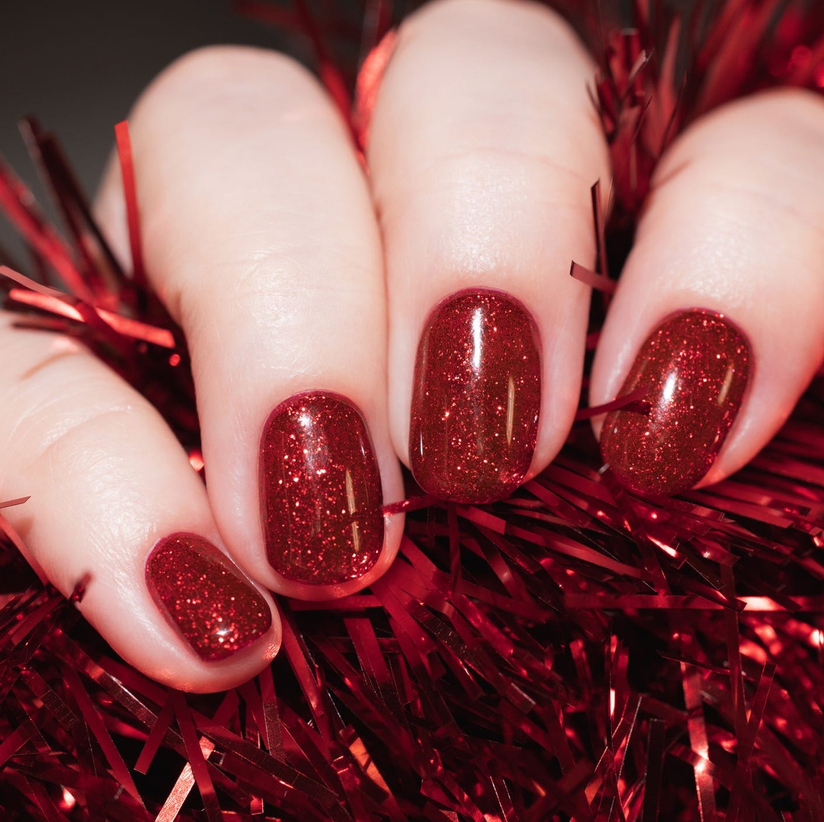 rote Christmas Nails mit Glitzer Effekt - die perfekte Weihnachtsmaniküre