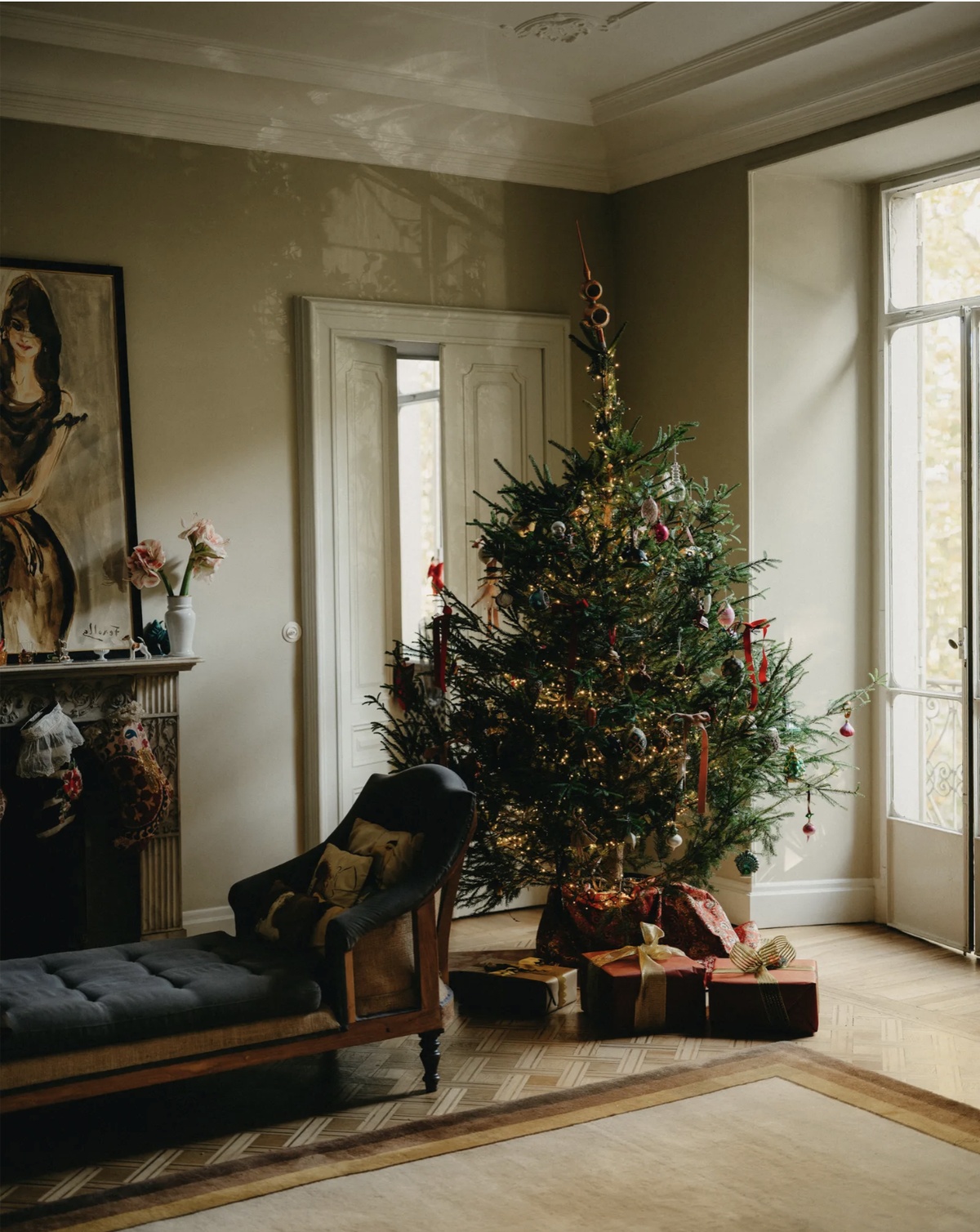 Weihnachtsdeko drinnen - schön dekorierter Christbaum mit Geschenken daraunter