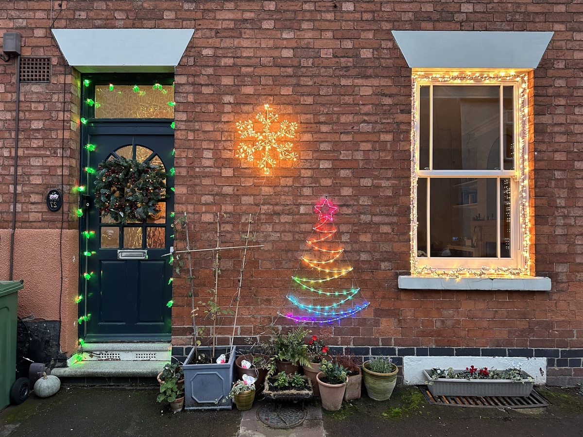 Hauseingang minimalistisch dekorieren mit Lichtern