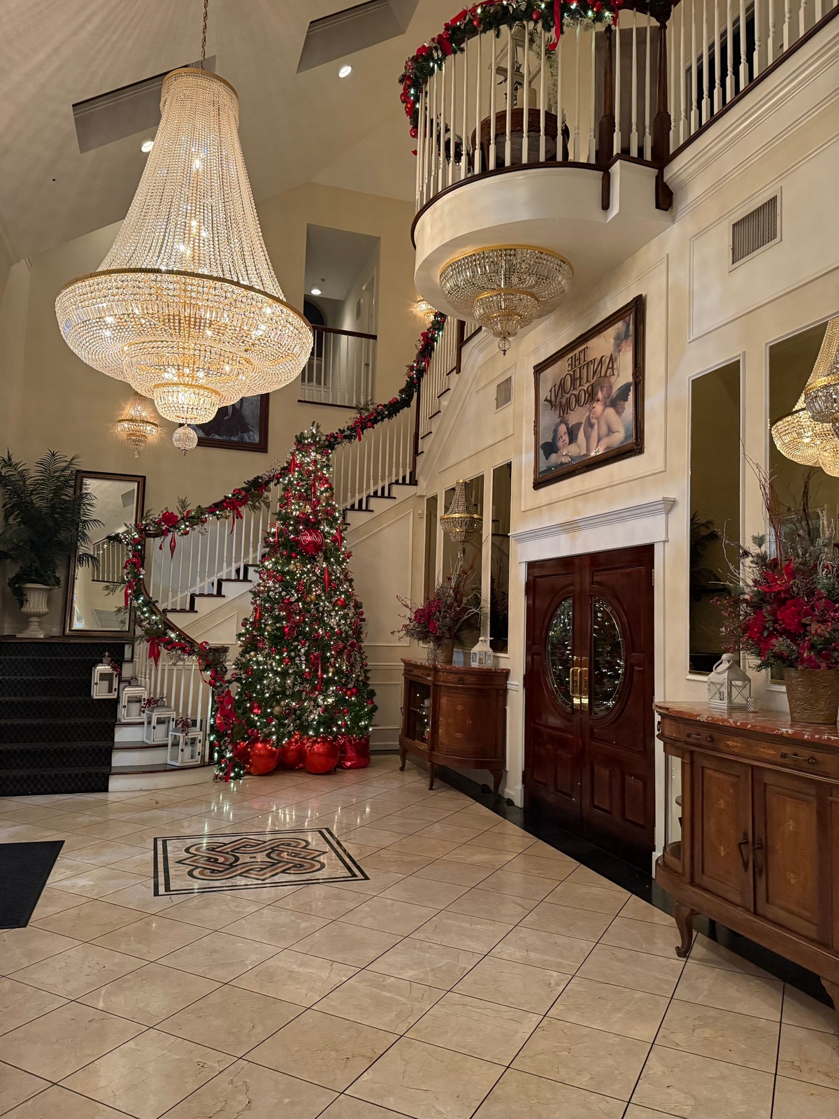 Weihnachtsdeko drinnen - Christbaum im Flur