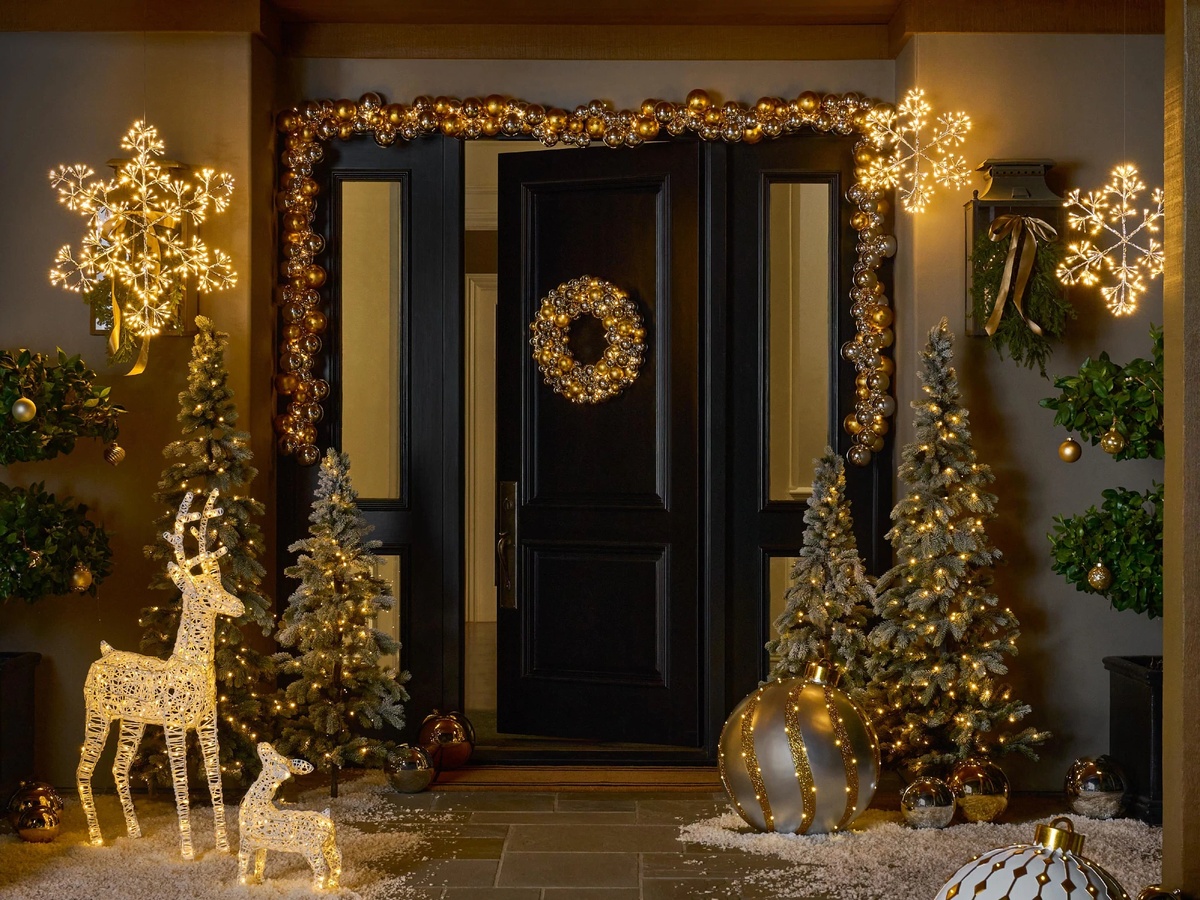 stilvolle Weihnachtsdeko draußen vor der Haustür