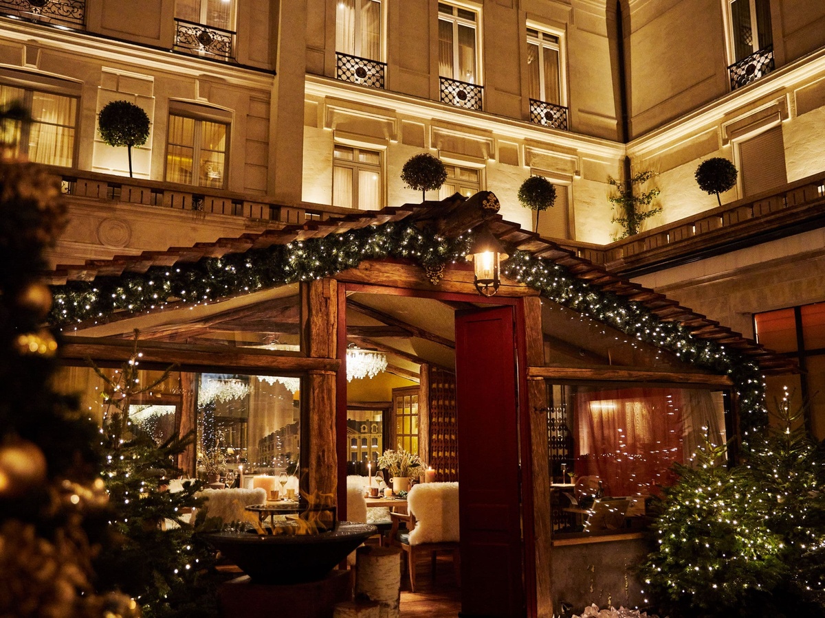 ein Gartenhaus in der Stadt weihnachtlich geschmückt