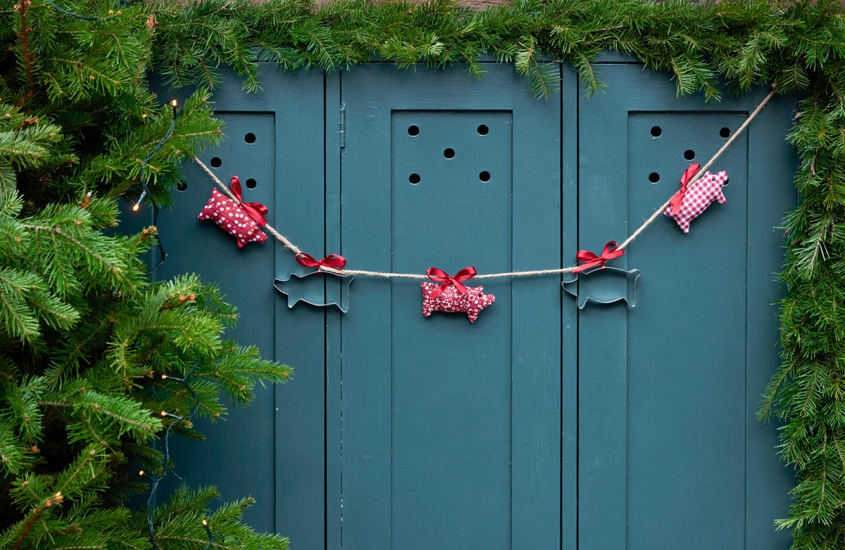 den Zaum weihnachtlich im minimalistischen Stil dekorieren