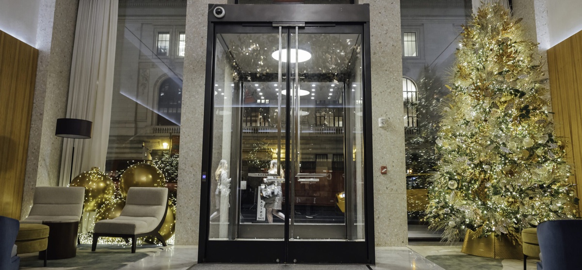 stilvolle Weihnachtsdeko in grünen und goldenen Farbnuancen