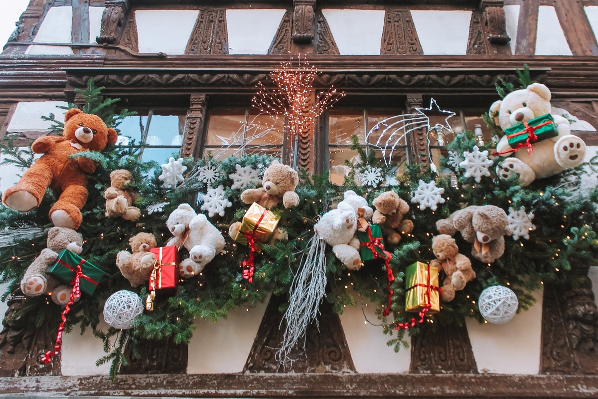 Hausfassade weihnachtlich dekoriert mit vielen Bären, Geschenken, Tannengrün