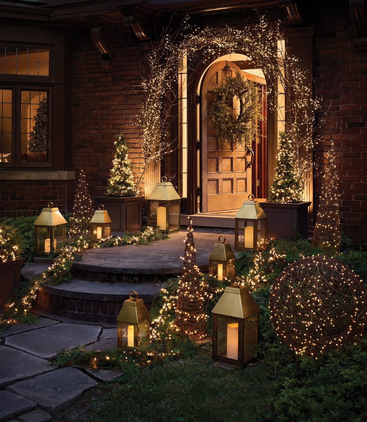 den Hauseingang prächtig mit Lichtern dekorieren - Weihnachtsdeko drinnen und draußen